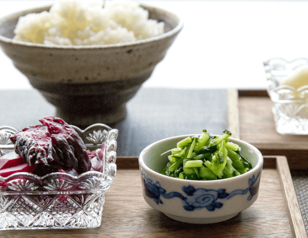 炊きたてのご飯と小皿に盛ったさまざまな漬物