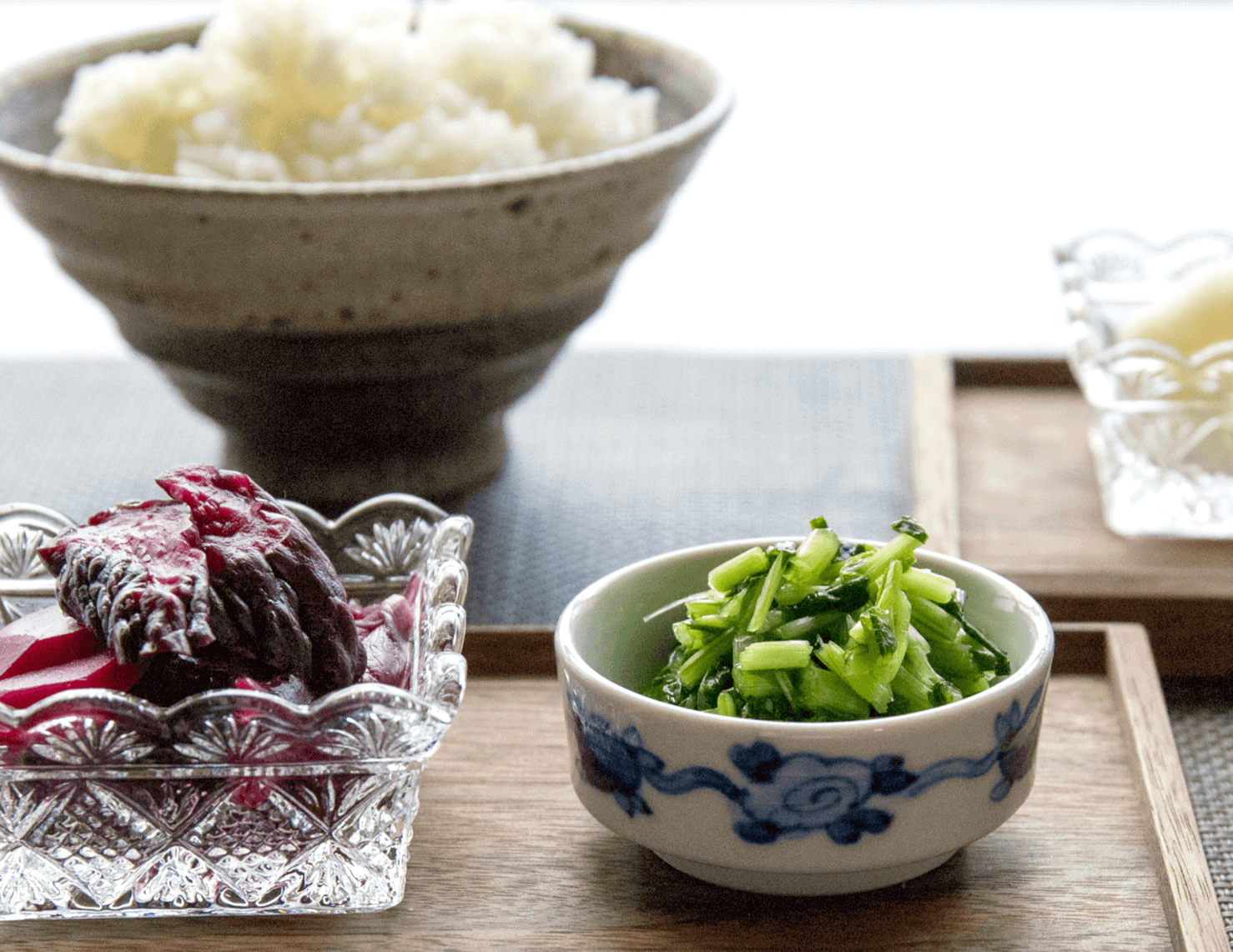 炊きたてのご飯と小皿に盛ったさまざまな漬物